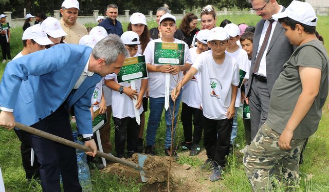 Adana'da "Okulda Çiftlik" projesiyle öğrenciler fidan dikti