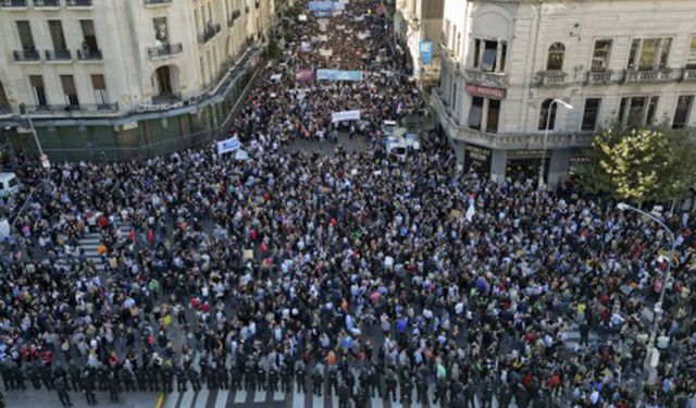 Arjantin'de eğitim bütçesinde kesintiye gidilmesi protesto edildi