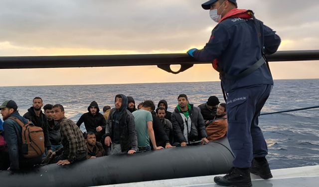 Batma tehlikesi geçiren bottan 26 düzensiz göçmen kurtarıldı 