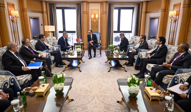 Dışişleri Bakanı Hakan Fidan, Malezya Başbakanı Enver ile görüştü