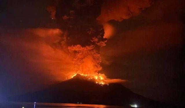 Endonezya'da yanardağ patladı: 800'den fazla kişi tahliye edildi