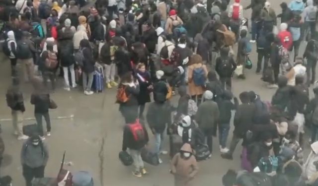 Fransız polisi Paris’teki göçmen kampını tahliye etti