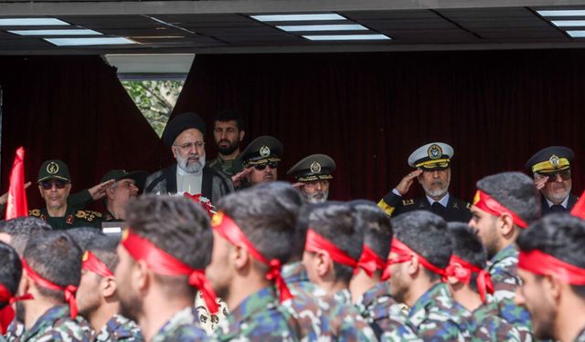 İran'da Ulusal Ordu Günü dolayısıyla askeri geçit töreni düzenlendi