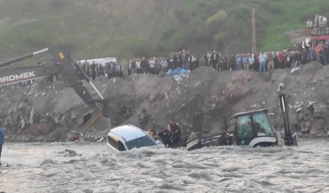 Sason Çayı'na düşen araçtakiler boğulmaktan son anda kurtarıldı