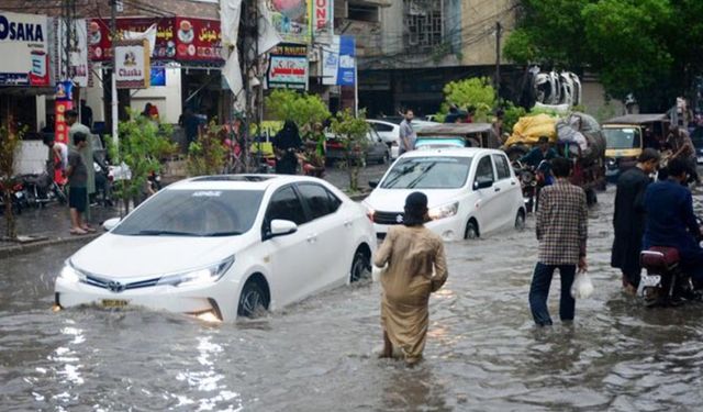 Umman ve Pakistan'da sel nedeniyle onlarca kişi hayatını kaybetti