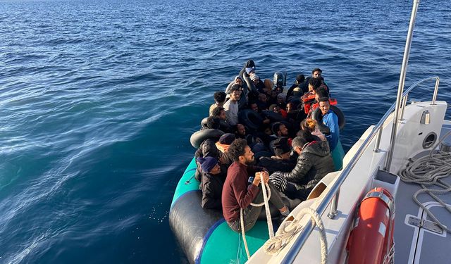 Yunanistan unsurlarınca geri itilen 37 düzensiz göçmen kurtarıldı