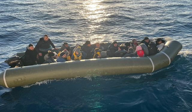 Yunanistan'ın geri ittiği düzensiz göçmenler kurtarıldı
