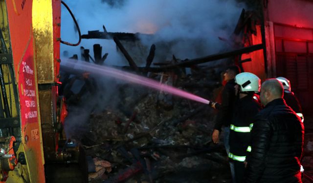 Amasya'da tarihi konakta çıkan yangın 4 binaya sıçradı