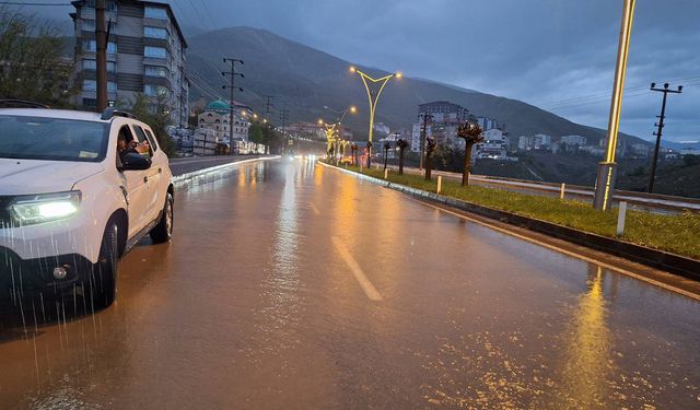 Bitlis'te ani bastıran sağanak yağış yolları göle çevirdi