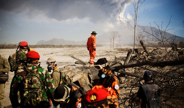 Endonezya'da yanardağ patlaması sonrası sel felaketi: 28 ölü
