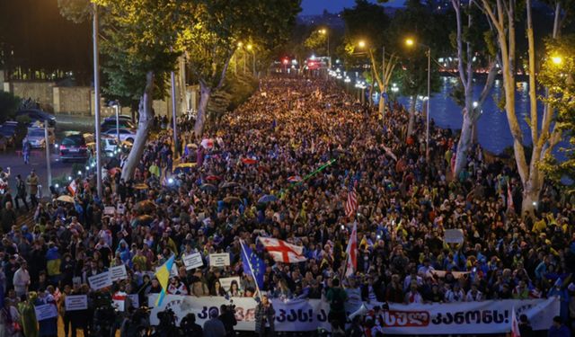 Gürcistan'da on binler "yabancı etki" yasasını protesto etti 
