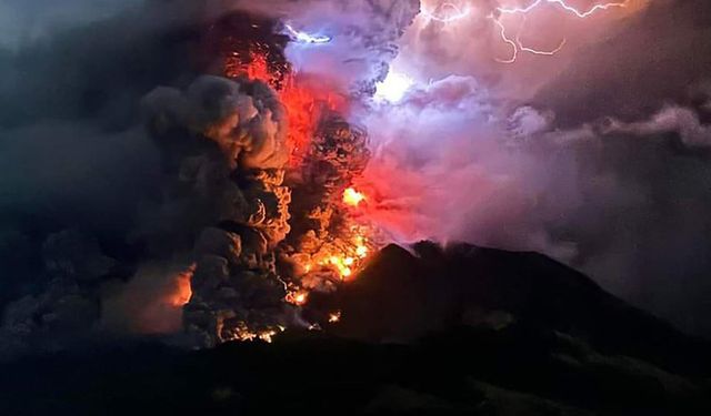 Ibu Yanardağı'nda patlama: Uyarı seviyesi en üst seviyeye çıkarıldı