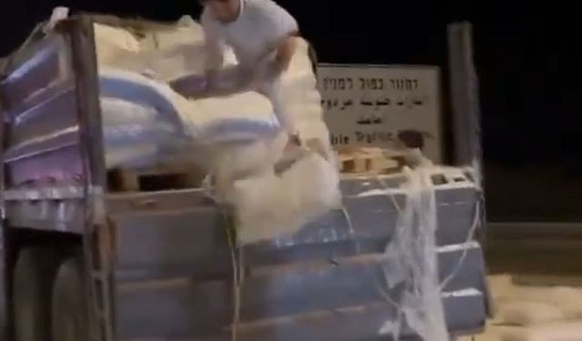 İşgalci siyonistler Gazze'ye giden yardım kamyonlarına saldırıyor