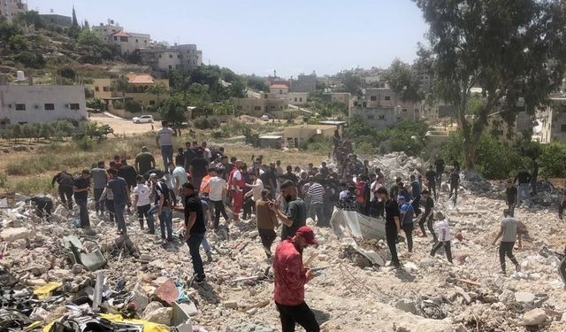 İşgalcilerin, Batı Şeria'da yıktığı evin enkazından 6 şehit çıkarıldı