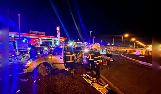 Mardin’de hafif ticari araç  devrildi: 4 kişi yaralandı