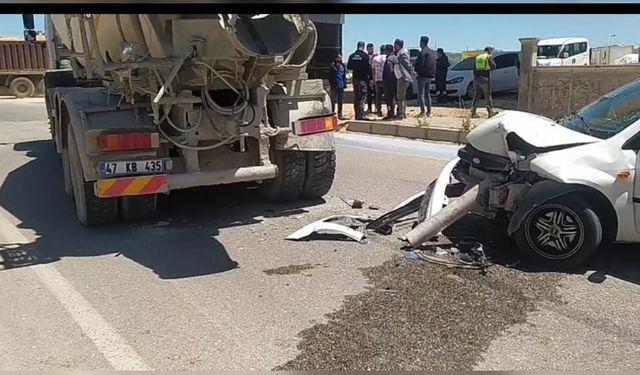 Mardin'de otomobil beton mikserine arkadan çarptı 
