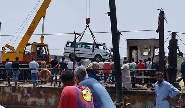 Mısır'da sürücüsünün el frenini çekmediği minibüs nehre düştü: 10 ölü