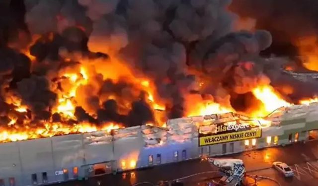 Polonya'da 1400 mağazanın bulunduğu AVM'de yangın  