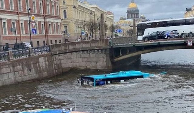 Rusya'da yolcu otobüsü nehre düştü: 7 ölü