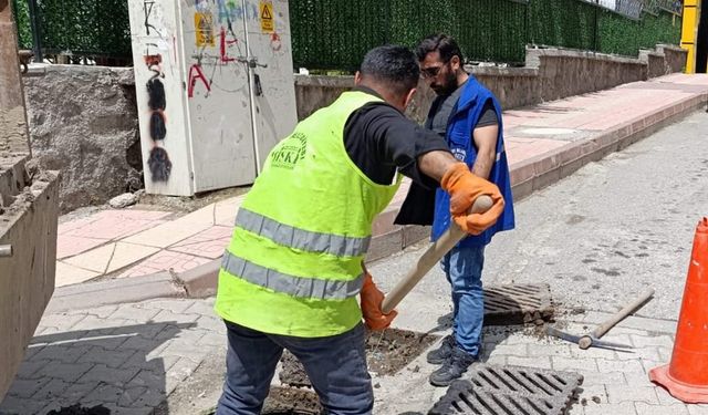 Siirt Belediyesi, atıklar nedeniyle tıkanan kanalları temizliyor