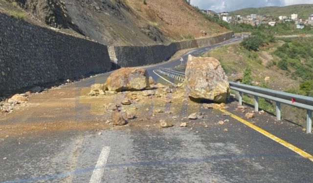 Siirt'te yola düşen kaya parçaları ulaşımı aksattı