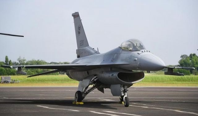 Singapur'da F-16 uçağı düştü
