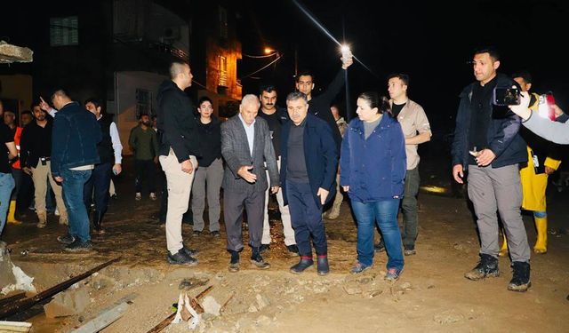 Şırnak Valisi Atay, Cizre'de sel mağdurlarını ziyaret etti 