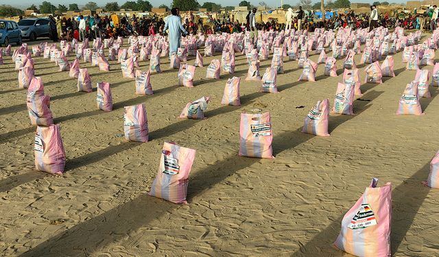 Umut Kervanı ve Avrupa Yetim Eli'nden Çad'da binlerce kişiye gıda yardımı