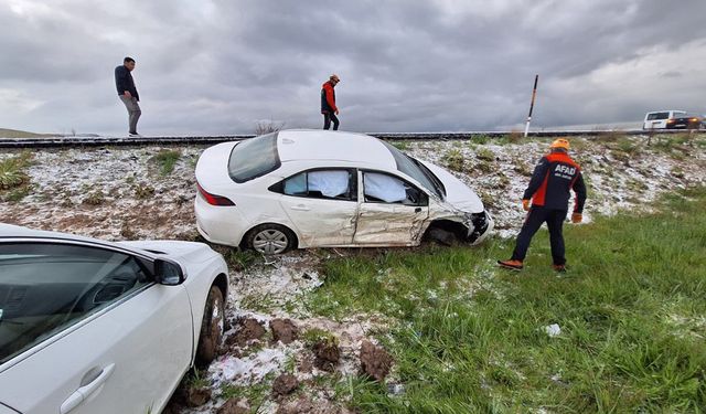 Van-Erciş yolunda buzlanma kazalara yol açtı: 10 kişi yaralandı