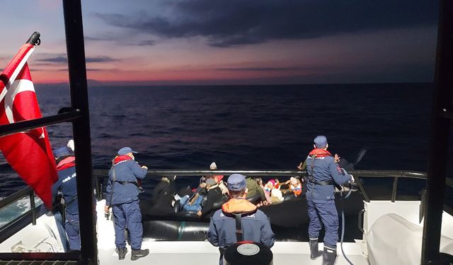 Yunanistan unsurlarınca geri itilen lastik bottaki 35 düzensiz göçmen kurtarıldı