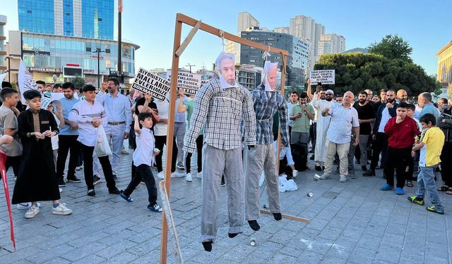 İstanbul’da vatandaşlar bayram namazı çıkışında temsili şeytan taşladı