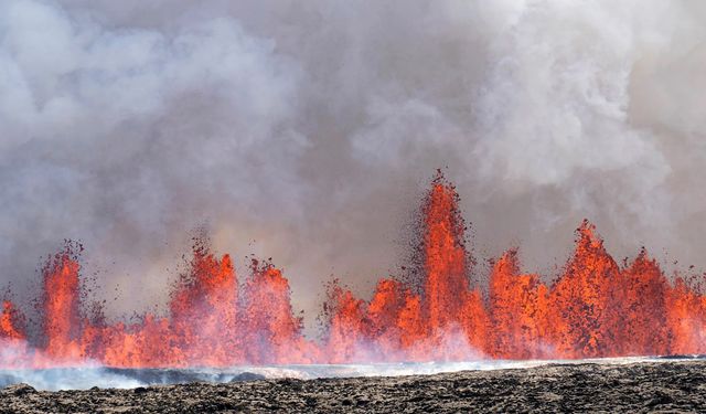 İzlanda'daki yanardağ 6 aydır lav püskürtüyor