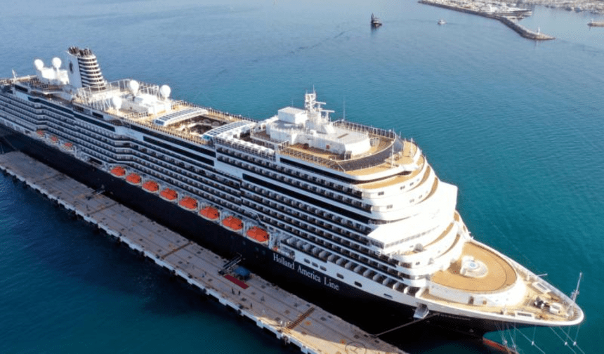 Kuşadası'na dev kruvaziyerle 2 bin 600 turist geldi