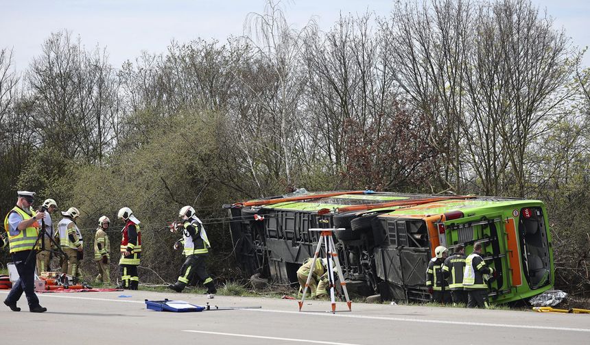 Almanya’da yolcu otobüsü kaza yaptı: 5 ölü 