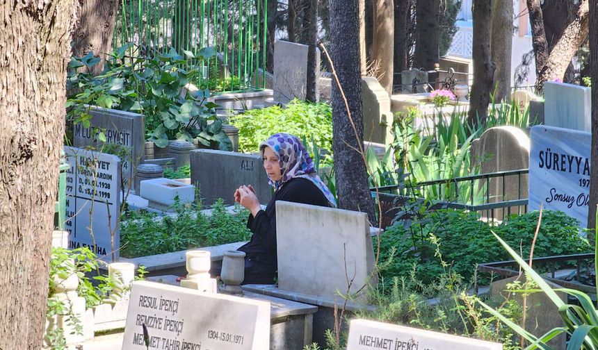 Bursa'da mezarlık ve türbelerde arife yoğunluğu
