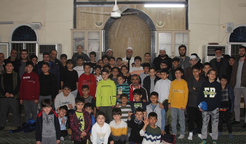 Teravih namazına  gelen çocuklara yönelik iftar programı düzenlendi