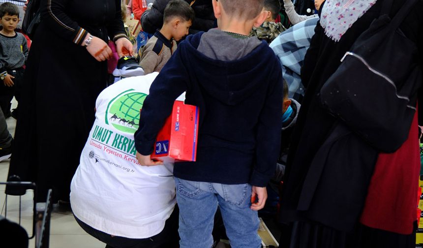 Umut Kervanı’ndan Van’da yüzlerce çocuğa bayram hediyesi