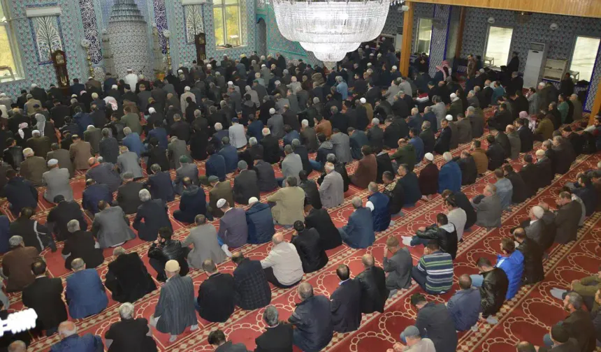 Cuma Hutbesi: İslam, inandığımız gibi yaşamayı bize emreder