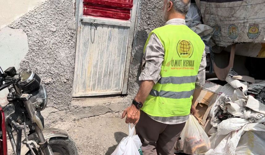Umut Kervanı Tarsus'ta muhtaç ailelere gıda yardımında bulundu