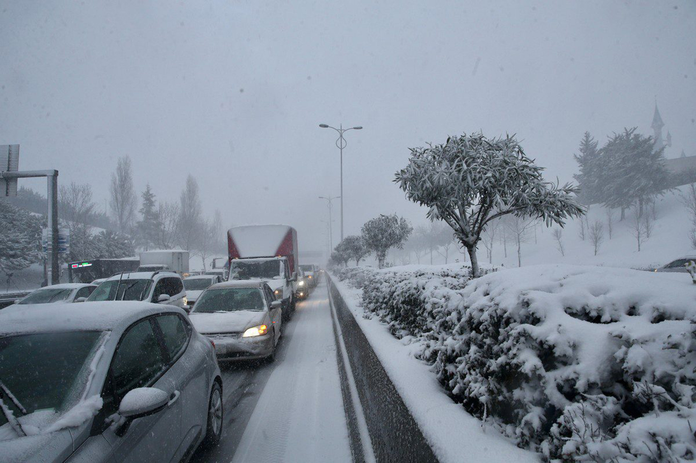 В стамбуле отменили. Бывает ли снег в Стамбуле. 2 Палавинй дорога.